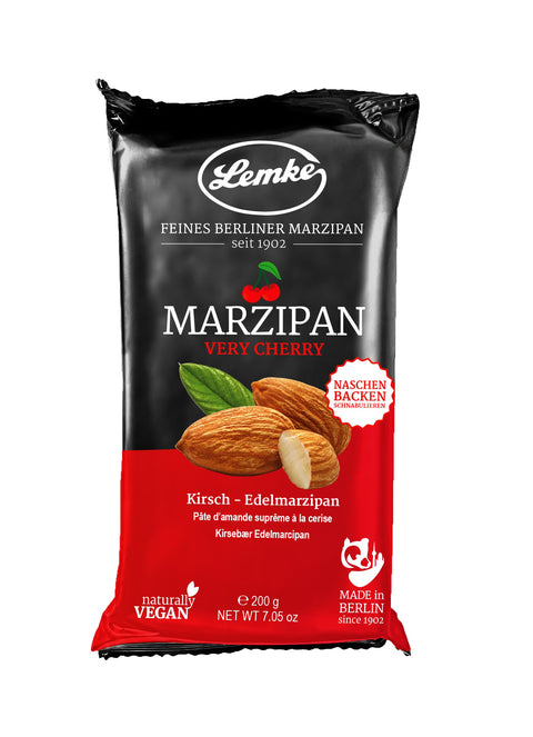 Eine Packung Lemke Very Cherry Marzipan (200g). Die Verpackung hebt hervor, dass es sich um feines Berliner Kirsch-Edelmarzipan handelt, natŸrlich vegan ist und in Berlin hergestellt wird. Es eignet sich zum Naschen, Backen und Dekorieren.
