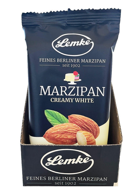 Eine einzelne Packung Lemke Creamy White Marzipan. Die Verpackung ist Ÿberwiegend schwarz mit dem Lemke-Logo, dem Schriftzug "Feines Berliner Marzipan seit 1902" und einem Bild von Mandeln.
