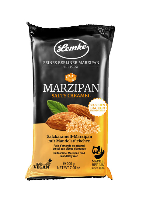 Eine Packung Lemke Salty Caramel Marzipan (200g) mit MandelstŸckchen. Die Verpackung hebt hervor, dass es sich um feines Berliner Salzkaramell-Marzipan handelt, natŸrlich vegan ist und in Berlin hergestellt wird. Es eignet sich zum Naschen, Backen und Dekorieren.
