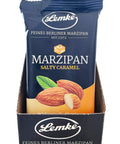 Eine Display-Schale mit 14 Packungen Lemke Salty Caramel Marzipan (je 200g), wobei nur die erste Packung sichtbar ist. Die Verpackung ist Ÿberwiegend schwarz mit dem Lemke-Logo, dem Schriftzug "Feines Berliner Marzipan seit 1902" und einem Bild von Mandeln und Salzkaramell.
