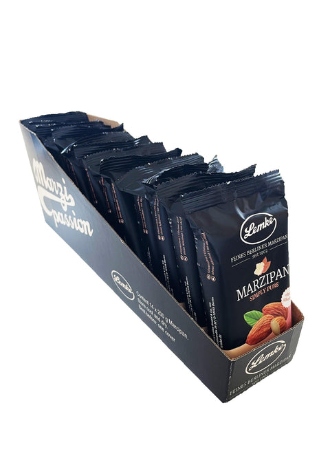 Eine Displaybox mit 14 einzeln verpackten Lemke Simply Pure Marzipanriegeln. Die Verpackung ist schwarz mit dem Lemke-Logo und dem Schriftzug "Feines Berliner Marzipan" sowie einem Bild von Mandeln.