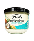 Ein Glas Lemke Stadtstreicher Crunchy Kokoscreme mit schwarzem Deckel, einer Kokosnuss und knusprigem Getreide auf dem Etikett, ideal als Aufstrich oder Zutat in Rezepten für Desserts und vegane Gerichte.
