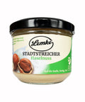 Ein Glas Lemke Stadtstreicher Haselnusscreme. Perfekt als cremiger Aufstrich für Brot, Waffeln oder zum Verfeinern von Joghurt und Desserts.
